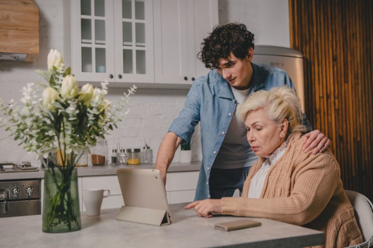 «Сніданок з 1+1» та «Київстар» запустили рубрику про зв’язок поколінь